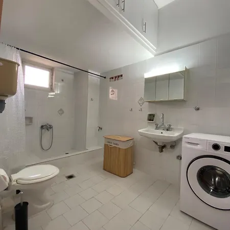 A Stylish And Spacious Retreat Perfect For Family Comfort *