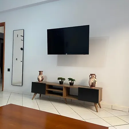 A Stylish And Spacious Retreat Perfect For Family Comfort Lägenhet Kamena Vourla