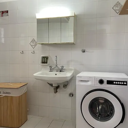 A Stylish And Spacious Retreat Perfect For Family Comfort Apartment *
